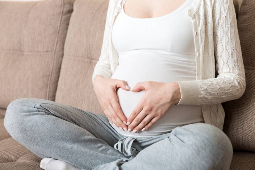 Le dimensioni del pancione sono individuali per ogni donna incinta e dipendono da vari fattori. Fonte: La pancia di una donna incinta: Getty Images