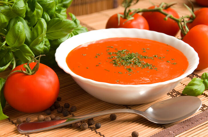 Ricetta per una sana zuppa di pomodoro in forma con patate dolci