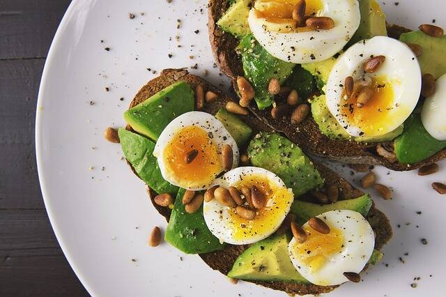 I nutrienti essenziali nella dieta umana: cosa sono le proteine, gli zuccheri e i grassi?