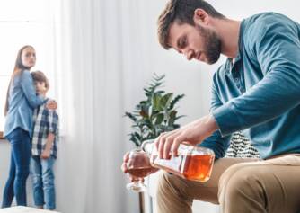 L'alcolismo: un problema comune nelle famiglie? Cause, sintomi e stadi